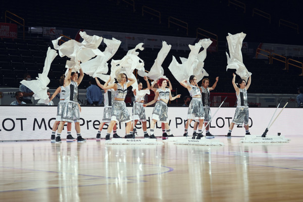 【速報】日産が自動運転支援技術「プロパイロット」を応用した「自動モップ」を開発　バスケットコートを華麗に清掃する動画を公開