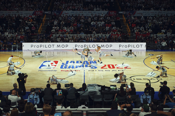 【速報】日産が自動運転支援技術「プロパイロット」を応用した「自動モップ」を開発　バスケットコートを華麗に清掃する動画を公開