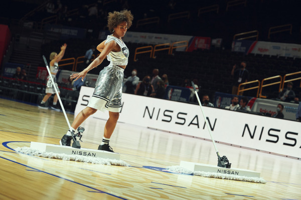 【速報】日産が自動運転支援技術「プロパイロット」を応用した「自動モップ」を開発　バスケットコートを華麗に清掃する動画を公開