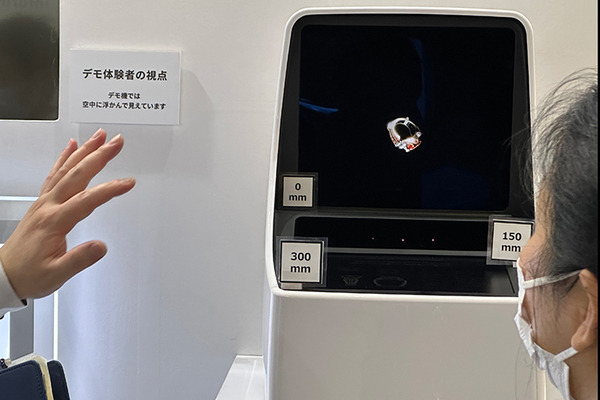 京セラ、映像がホログラムのように空中に浮かび上がる「高精細空中ディスプレイ」を初披露、テーブル型の画面も！コンテンツが指の動きに反応するデモ公開