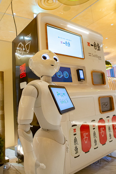 一風堂のラーメンをロボット自販機が調理、Pepperと配膳ロボットが連携　注文、調理、配膳、決済まで完全自動化めざす　ソフトバンクロボティクスのRI戦略