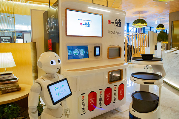 一風堂のラーメンをロボット自販機が調理、Pepperと配膳ロボットが連携　注文、調理、配膳、決済まで完全自動化めざす　ソフトバンクロボティクスのRI戦略