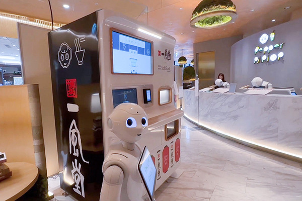 一風堂のラーメンをロボット自販機が調理、Pepperと配膳ロボットが連携　注文、調理、配膳、決済まで完全自動化めざす　ソフトバンクロボティクスのRI戦略