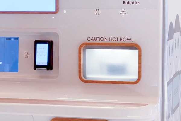 一風堂のラーメンをロボット自販機が調理、Pepperと配膳ロボットが連携　注文、調理、配膳、決済まで完全自動化めざす　ソフトバンクロボティクスのRI戦略