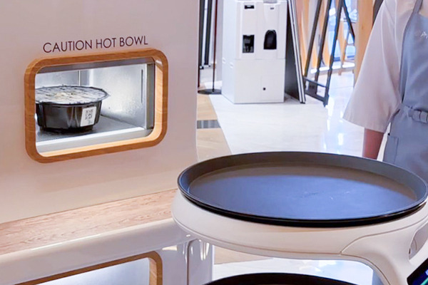 一風堂のラーメンをロボット自販機が調理、Pepperと配膳ロボットが連携　注文、調理、配膳、決済まで完全自動化めざす　ソフトバンクロボティクスのRI戦略