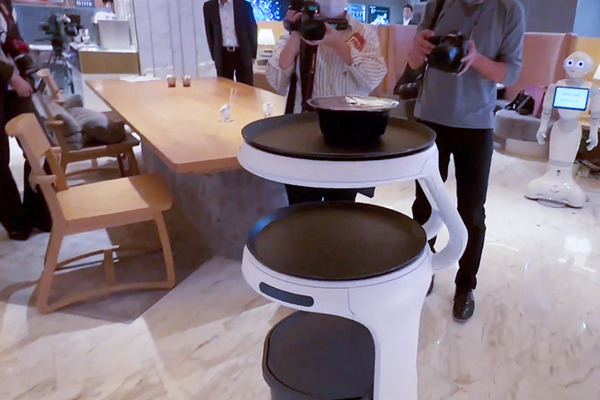 一風堂のラーメンをロボット自販機が調理、Pepperと配膳ロボットが連携　注文、調理、配膳、決済まで完全自動化めざす　ソフトバンクロボティクスのRI戦略