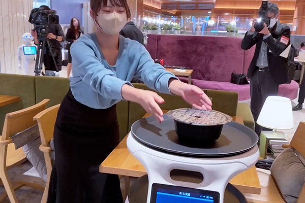 一風堂のラーメンをロボット自販機が調理、Pepperと配膳ロボットが連携　注文、調理、配膳、決済まで完全自動化めざす　ソフトバンクロボティクスのRI戦略
