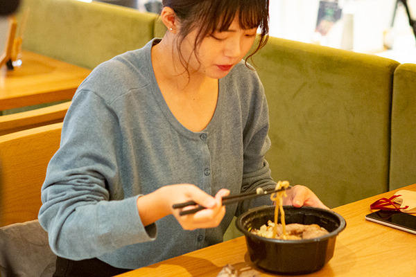 一風堂のラーメンをロボット自販機が調理、Pepperと配膳ロボットが連携　注文、調理、配膳、決済まで完全自動化めざす　ソフトバンクロボティクスのRI戦略