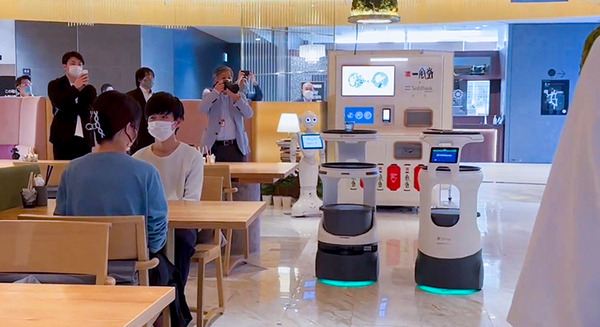 3台の配膳ロボットがぶつからずに店内を自動運転で行き交う仕事ぶりをデモで公開　ソフトバンクロボティクスのロボット制御システム