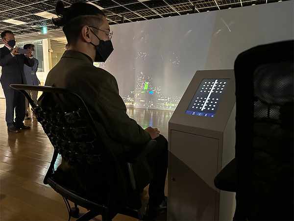 「触覚」と視覚・聴覚で花火を体験　千葉工大が東京スカイツリーで体験展示【世界初】皮膚せん断変形の椅子型触覚提示装置チェイニー