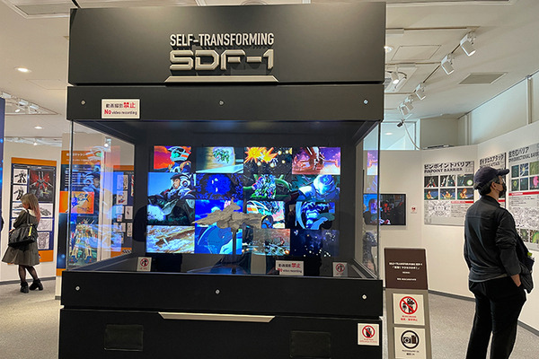 「超時空要塞マクロス展」レポート　全長70cmマクロス戦艦からロボットへ変形デモ写真を公開、合計4,600回トラブルなし！2023年春に横浜で公開