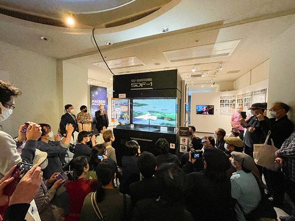 「超時空要塞マクロス展」レポート　全長70cmマクロス戦艦からロボットへ変形デモ写真を公開、合計4,600回トラブルなし！2023年春に横浜で公開