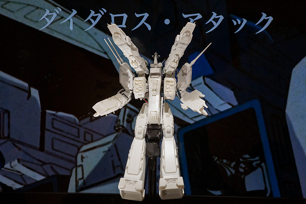 「超時空要塞マクロス展」レポート　全長70cmマクロス戦艦からロボットへ変形デモ写真を公開、合計4,600回トラブルなし！2023年春に横浜で公開