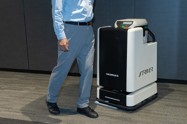 オカムラ 乾湿両用掃除機を載せて自律走行する掃除ロボット　濡れた床や店舗などの狭い通路にも対応