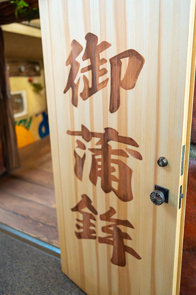 写真で見るジブリパーク【1】「ジブリパーク」開園！オープニングセレモニー開催 「ジブリの大倉庫」-ジブリがいっぱい