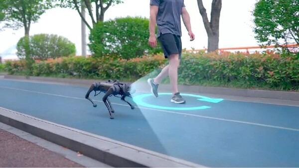 近未来ペットと一緒に過ごそう！散歩についてくるロボット犬「GeeDog Pro」ガジェットストアで販売開始　その特徴と価格は