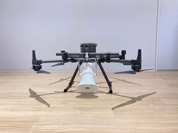 ドローンが上空から応援メッセージを届ける「第10回神戸マラソン」でスピーカー搭載ドローンを活用