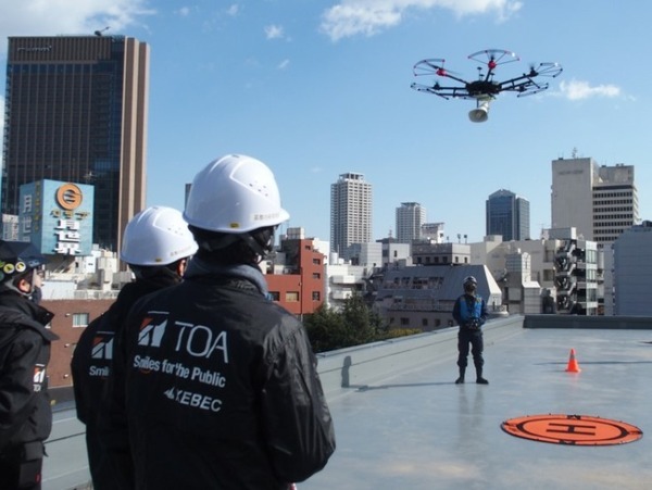 ドローンが上空から応援メッセージを届ける「第10回神戸マラソン」でスピーカー搭載ドローンを活用