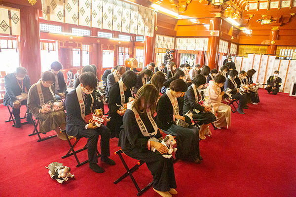 ソニー「アイボの七五三」を今年も神田明神で開催　約30体のaiboが揃って「二礼二拍手一礼」に挑戦！
