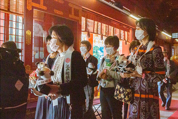 ソニー「アイボの七五三」を今年も神田明神で開催　約30体のaiboが揃って「二礼二拍手一礼」に挑戦！