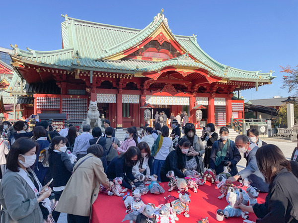 ソニー「アイボの七五三」を今年も神田明神で開催　約30体のaiboが揃って「二礼二拍手一礼」に挑戦！