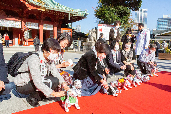 ソニー「アイボの七五三」を今年も神田明神で開催　約30体のaiboが揃って「二礼二拍手一礼」に挑戦！