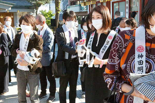 ソニー「アイボの七五三」を今年も神田明神で開催　約30体のaiboが揃って「二礼二拍手一礼」に挑戦！