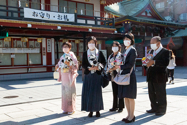 ソニー「アイボの七五三」を今年も神田明神で開催　約30体のaiboが揃って「二礼二拍手一礼」に挑戦！