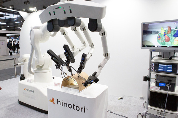 NTT、100km以上離れた遠隔手術でロボットを操作　IOWNと「hinotori」で大容量/長距離/低遅延/暗号通信を実証