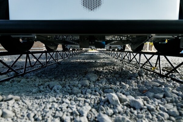 建ロボテック、資材搬送の重労働作業を人の代わりに行う建設資材搬送ロボット「運搬トモロボ」を開発