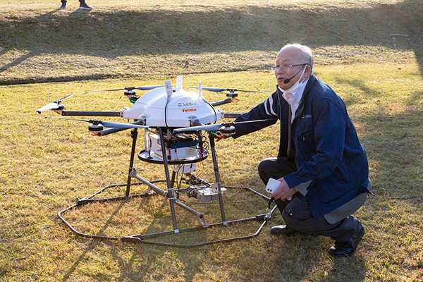 有線給電のドローン2機が連携して100時間連続飛行も　土砂やがれきの下の遭難者のスマホ位置の特定に成功　ソフトバンク、東工大、フタバ共同研究