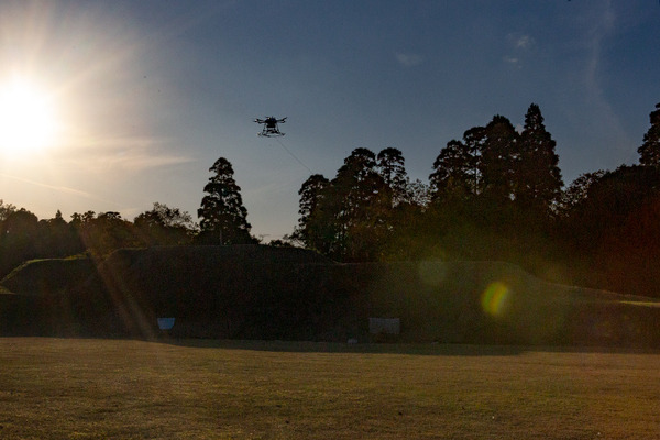 有線給電のドローン2機が連携して100時間連続飛行も　土砂やがれきの下の遭難者のスマホ位置の特定に成功　ソフトバンク、東工大、フタバ共同研究