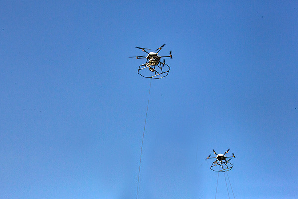 有線給電のドローン2機が連携して100時間連続飛行も　土砂やがれきの下の遭難者のスマホ位置の特定に成功　ソフトバンク、東工大、フタバ共同研究