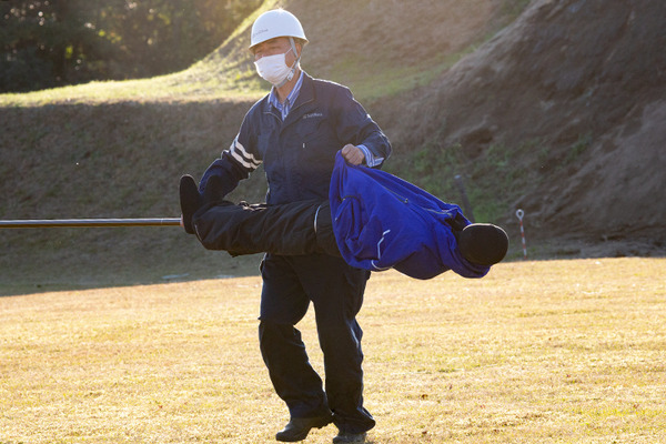 有線給電のドローン2機が連携して100時間連続飛行も　土砂やがれきの下の遭難者のスマホ位置の特定に成功　ソフトバンク、東工大、フタバ共同研究