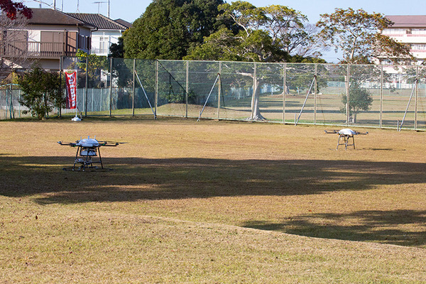 有線給電のドローン2機が連携して100時間連続飛行も　土砂やがれきの下の遭難者のスマホ位置の特定に成功　ソフトバンク、東工大、フタバ共同研究