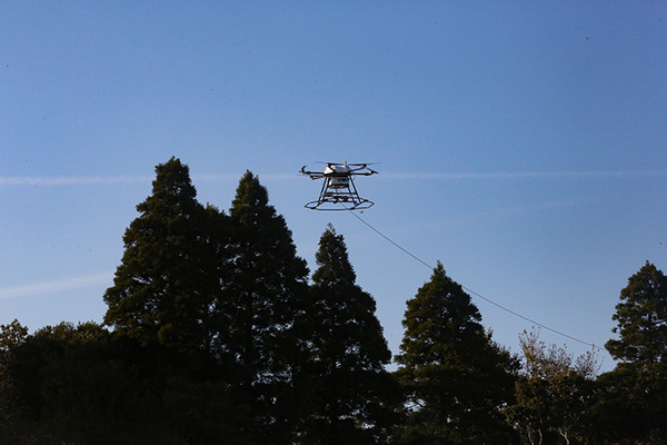 有線給電のドローン2機が連携して100時間連続飛行も　土砂やがれきの下の遭難者のスマホ位置の特定に成功　ソフトバンク、東工大、フタバ共同研究