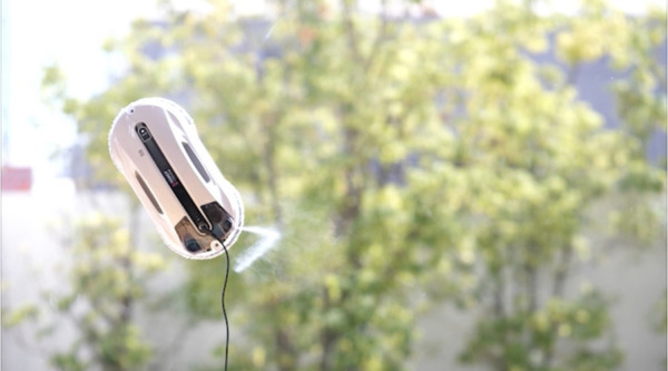 全自動窓掃除ロボット「HOBOT-R3」公式ストアで販売開始 ボタンを押すだけで窓一面を自動で掃除