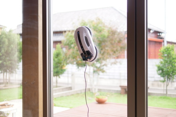 全自動窓掃除ロボット「HOBOT-R3」公式ストアで販売開始 ボタンを押すだけで窓一面を自動で掃除