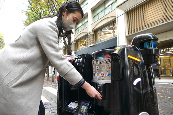 パナソニックの搬送ロボット「ハコボ」、丸の内でカプセルトイを自動販売中　2023年2月まで