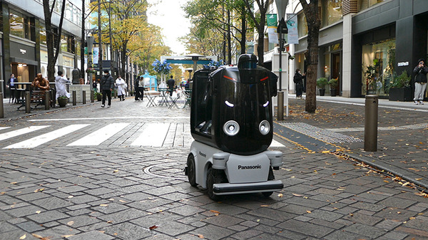 パナソニックの搬送ロボット「ハコボ」、丸の内でカプセルトイを自動販売中　2023年2月まで
