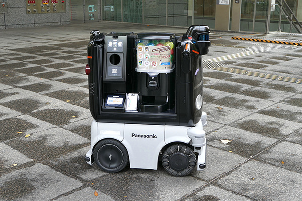 パナソニックの搬送ロボット「ハコボ」、丸の内でカプセルトイを自動販売中　2023年2月まで