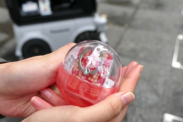 パナソニックの搬送ロボット「ハコボ」、丸の内でカプセルトイを自動販売中　2023年2月まで