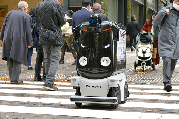 パナソニックの搬送ロボット「ハコボ」、丸の内でカプセルトイを自動販売中　2023年2月まで