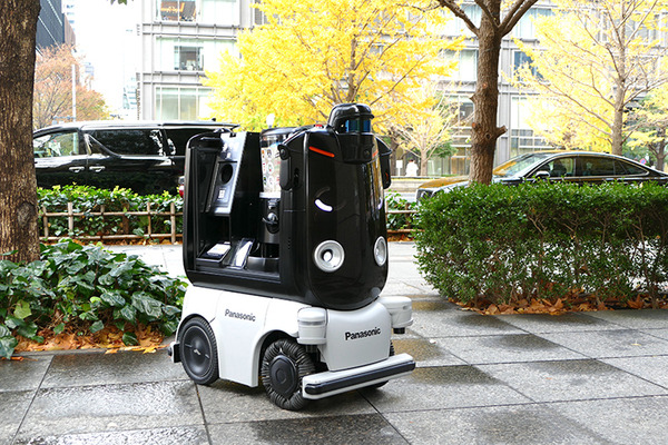 パナソニックの搬送ロボット「ハコボ」、丸の内でカプセルトイを自動販売中　2023年2月まで