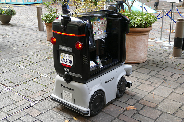 パナソニックの搬送ロボット「ハコボ」、丸の内でカプセルトイを自動販売中　2023年2月まで
