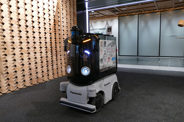 パナソニックの搬送ロボット「ハコボ」、丸の内でカプセルトイを自動販売中　2023年2月まで