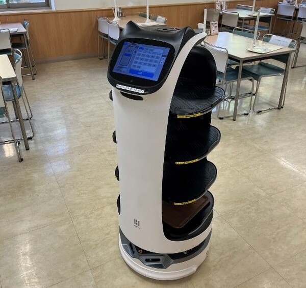 香川大学医学部附属病院がSGSTの配膳ロボット「BellaBot」を導入　実証実験で安全性を確認、利用者の評判も上々
