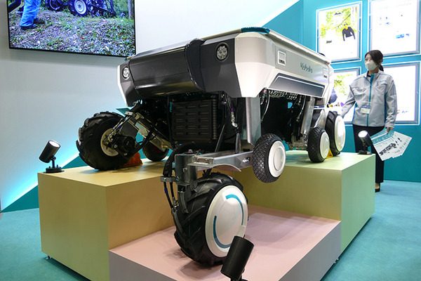 全地形対応走行ロボ、子育てロボ、柔剛切替できる特殊機構まで 「横浜ロボットワールド2022」