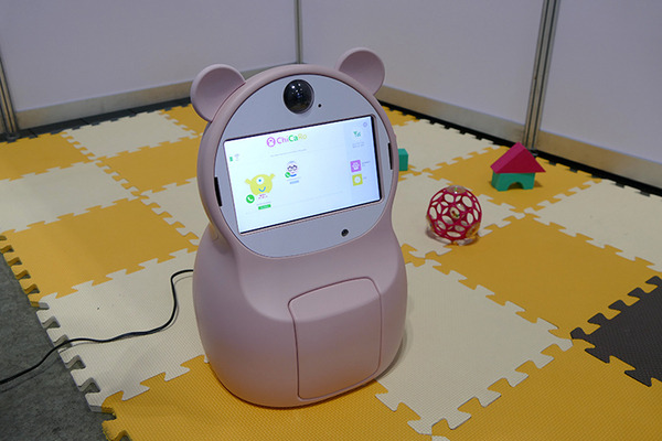 全地形対応走行ロボ、子育てロボ、柔剛切替できる特殊機構まで 「横浜ロボットワールド2022」