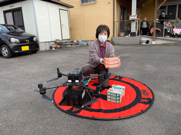 ドローンが過疎地域に防災食を配送 約2kmの実証実験を実施　トルビズオンとワールドワイドトレード